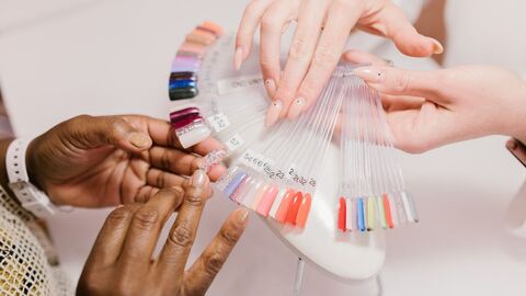 Gefahrstoffe begegnen uns im Haushalt wie in der Industrie Farbberatung im Nagelstudio anhand eines Nagellack-Farbfächers