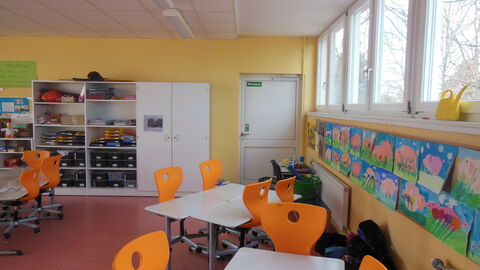 Klassenzimmer einer Grundschule mit Gruppentischen