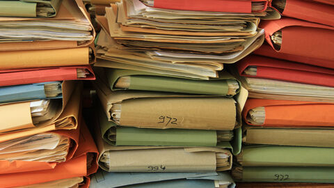 ältere, gestapelte Papierakten