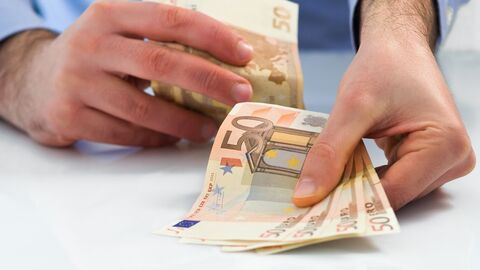 Pfandleiher Zwei Hände mit 50 Euro Scheinen