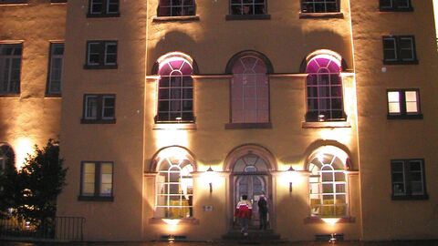 Regionalgalerie Südhessen von außen Die Regionalgalerie, im Dunkeln bunt angeleuchtet, aus der Sicht des Innenhofs.