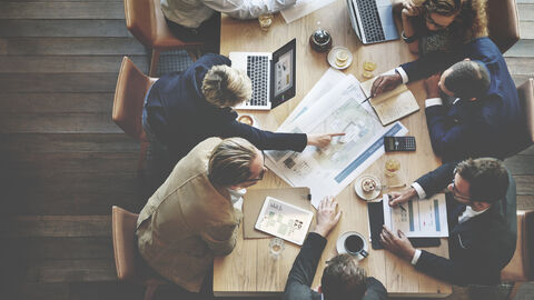 regionalversammlung-suedhessen_rawpixel Teilnehmer einer Besprechung an einem Tisch.