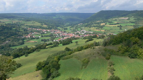 Schwarzenfels in Richtung Weichersbach Blick auf die Ortschaft Schwarzenfels umringt von den Wäldern, Wiesen und Feldern eines Landschaftsschutzgebietes.