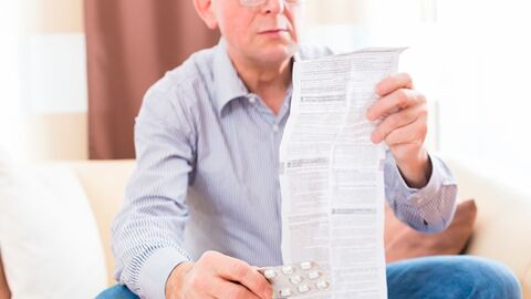 Mann liest Beipackzettel