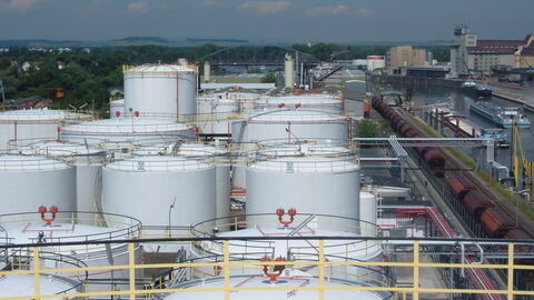 Tanklager in Verflechtung mit Eisenbahn, Wasserstraße, anderen Betrieben und Umgebung