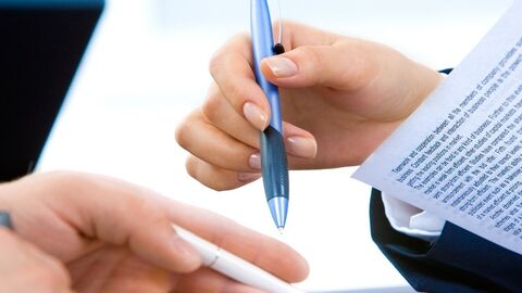 Zwei Hände halten jeweils einen Stift. Außerdem ist rechts im Bild ein Blatt Papier