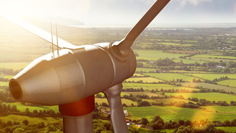 Windkraftanlage Eine Windkraftanlage aus der Luft aufgenommen, im Hintergrund sieht man grüne Felder und Bäume