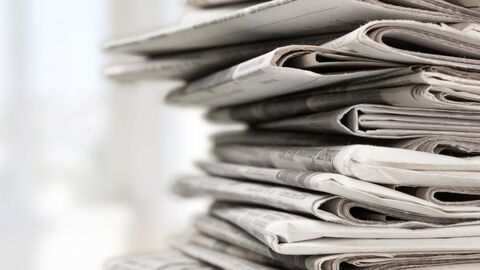 Sehr viele Zeitungen unordentlich gestapelt
