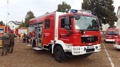 Feuerwehrwagen Ein roter Feuerwehrwagen im Einsatz