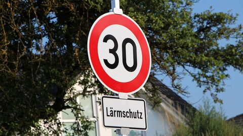 Straßenverkehrsbeschilderung mit einem Tempolimit 30 Schild aus Lärmschutzgründen