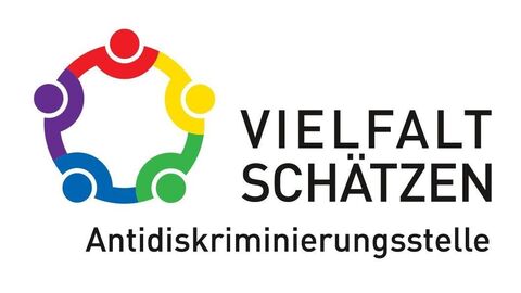 Vielfalt schätzen Neben den bunten Logo steht in großen Buchstaben "Vielfalt schätzen". Darunter steht "Antidiskriminierungsstelle"