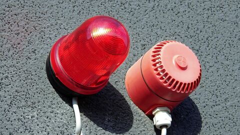 Betriebsstörungen Warnleuchte Rundumleuchte an grauer Wand