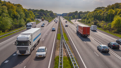 Viele Autos fahren auf der Autobahn