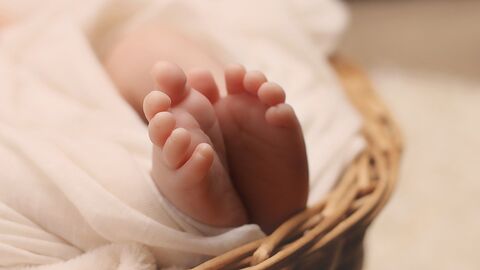 Staatsangehörigkeit - Erwerb durch Geburt Zwei Babyfüße mit einer Decke zugedeckt.