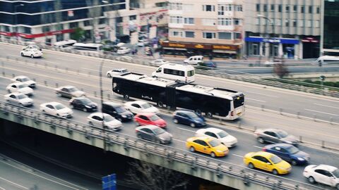 Straßenverkehr (Symbolbild) Stark befahrene, mehrspurige Straße durch eine Stadt