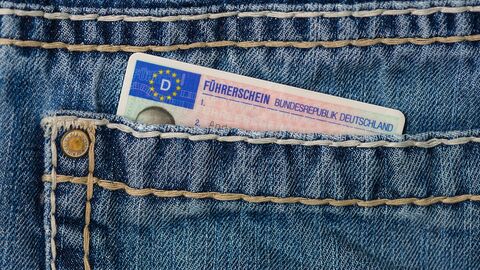 Fahrerlaubnis Ein Führerschein steckt hinten in einer Hosentasche
