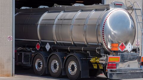 Gefahrengut Ein LKW, der Gefahrengut transportiert.