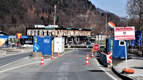 Unerlaubte Einreise - Migration Ein Grenzübergang in Österreich