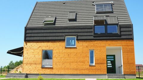 Gebäudeenergiegesetz  Ein energetisches Haus steht auf einem begrüntem Bauplatz