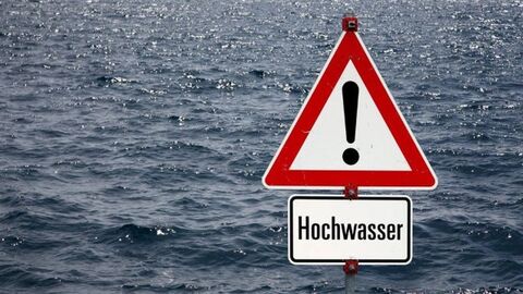 Schild Hochwasser am Fluss