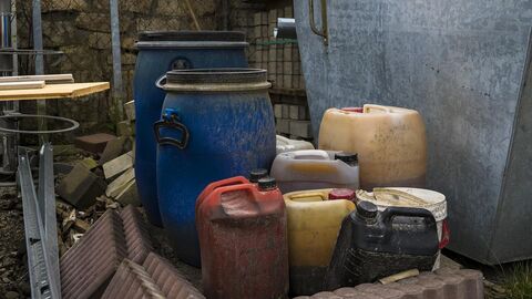 Kanister und Fässer lagern in Halle