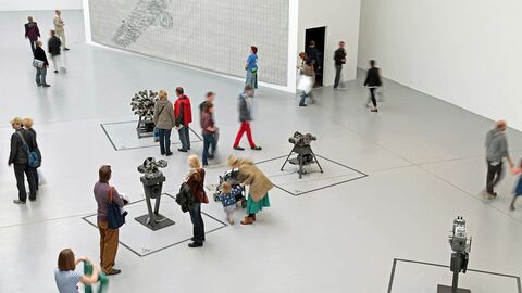 Ausstellung Menschen schauen sich Stücke auf einer Ausstellung an