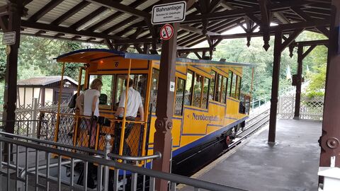 Nerobergbahn Zwei Personen steigen in die Nerobergbahn ein