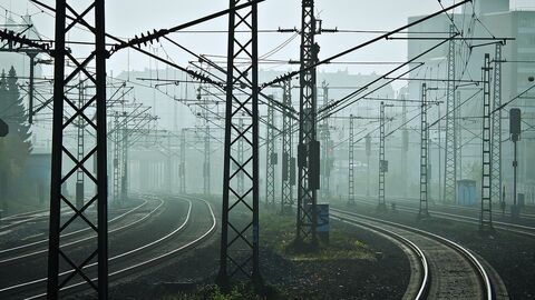 Unzählige Oberleitungen über den Schienen