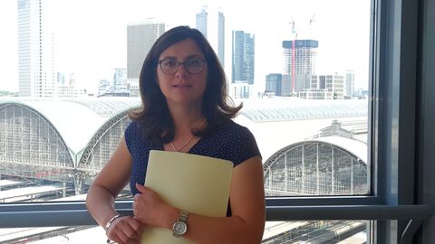 Barbara Müksch an Ihrem Arbeitsplatz beim RP unweit des Frankfurter Hauptbahnhofs