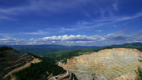 Bergbau Blick in ein Gebirge, in dem Gestein abgebaut wird