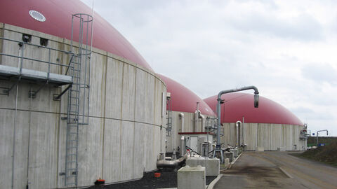 Drei Behälter einer Biogasanlage mit roten Dächern