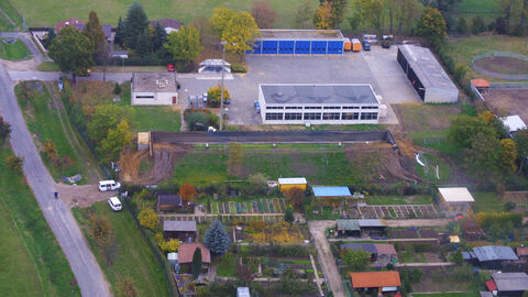 Deichmeisterei Biebesheim Luftaufnahme eines Betriebsgeländes mit mehreren Hallen