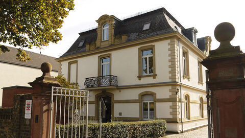 Dienstgebäude Wallufer Straße 19 in Eltville Historisches Gebäude mit Einfahrtstor und Vorgarten