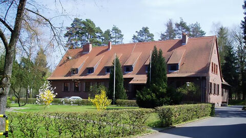 Ein Gebäude im Grünen