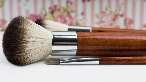 Heimarbeit Kosmetik Auf dem Tisch liegen mehrere Pinsel.