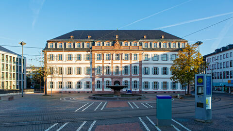 Das Kollegiengebäude am Luisenplatz Historischer Bau im Sonnenschein