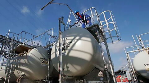 Vier Großraumtanks der chemischen Industrie