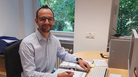 Meikel Hecker an seinem Arbeitsplatz beim RP Darmstadt in Wiesbaden