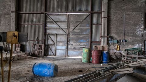 Altlasten Alte Fabrikhalle mit Fässern