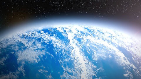 Ozonschichtschädigende Gase Ein Bild der Erde aus dem Weltall. Die Erde ist von der Ozonschicht umgeben.