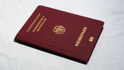 Erhalt der deutschen Staatsbürgerschaft Ein deutscher Reisepass liegt auf weißem Untergrund.