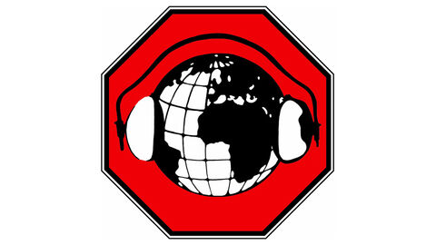 Die Weltkugel mit Gehörschutz auf einem roten Achteck