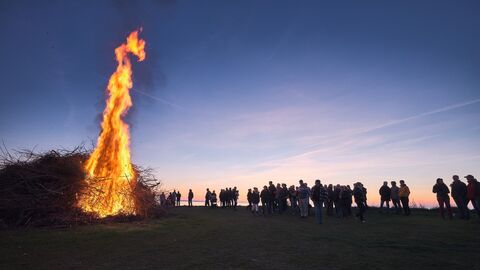 Ein Osterfeuer in der Abenddämmerung