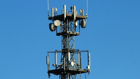 Blick auf einen Mobilfunksendemast