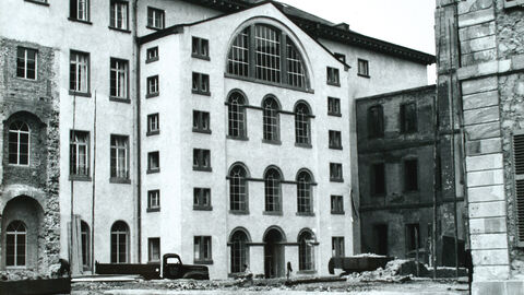 Schwarzweißfoto eines alten Gebäudes