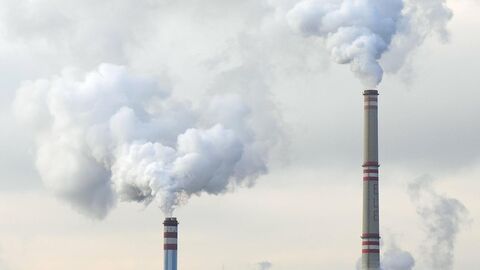 Zwei rauchende Schornsteine