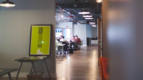 Jugendliche sitzen an einem Tisch zusammen und lernen.