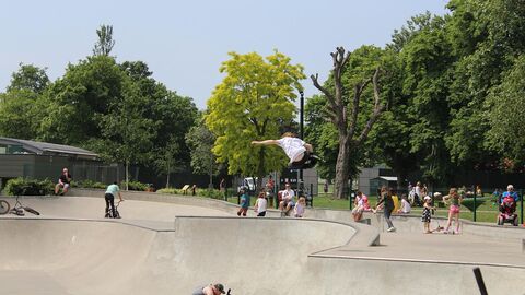 Skatepark Skater springt im Skatepark.