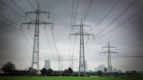 Hochspannungsleitung Mehrere Hochspannungsmasten auf Feldern