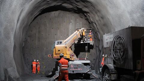 Tunnel mit Sprengladung In einem Tunnel werden Sprengladungen angebracht